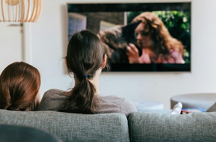 Какое расстояние должно быть до телевизора: основные правила, советы и рекомендации - «Эксплуатация»